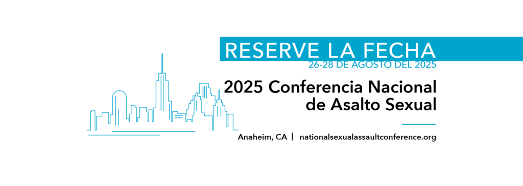 Contorno azul de edificios altos. A la derecha del contorno hay una pancarta azul con texto blanco que dice "Reserve la Fecha". Debajo de la pancarta, hay un texto azul con la fecha del 26 al 28 de agosto del 2025. Debajo hay un texto negro que dice "Conferencia Nacional de Asalto Sexual 2025". Anaheim, CA / nationalsexualassaultconference.org."